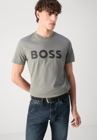 BOSS THINKING - T-shirts med print - open grey
