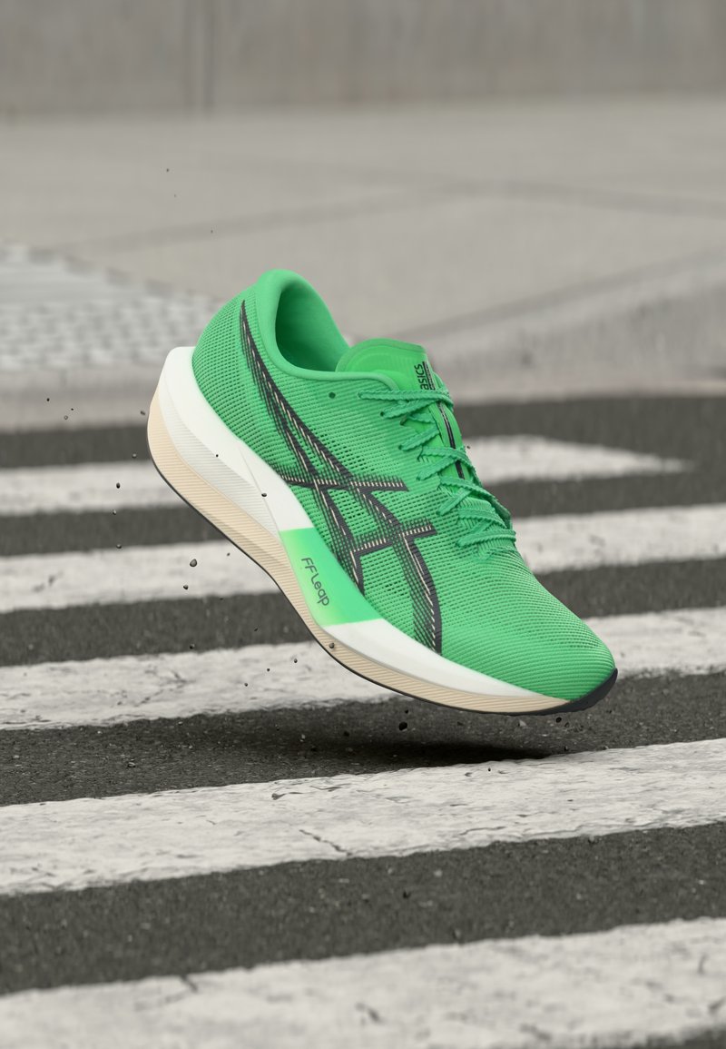 Φωτεινό πράσινο αθλητικό παπούτσι με μαύρο λογότυπο και λευκή σόλα, αιωρούμενο στον αέρα πάνω από διάβαση πεζών με μαύρες και λευκές ρίγες.