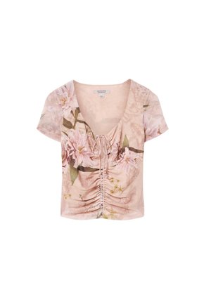 Blusa rosa de manga corta con fruncido, estampado floral, escote en V y detalle de lazo en el centro delante.