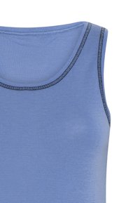 Lys blå tanktop med rund halsudskæring og sorte syninger langs kanterne. Fremstillet af glat, strækbart stof.