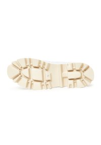 Semelle de chaussure en caoutchouc beige avec des sculptures profondes et robustes ainsi que des motifs carrés et rectangulaires pour une meilleure traction, présentée sur fond blanc.