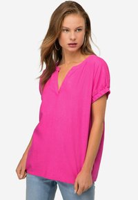 Camicetta corta a maniche con color rosa acceso, scollatura a V, vestibilità ampia e maniche arrotolate, realizzata in tessuto leggero. Adatta per l'abbigliamento informale.