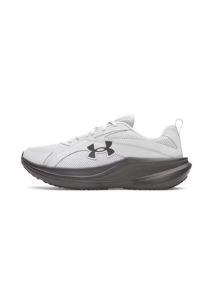 Weißer und grauer Sportschuh mit Mesh-Obermaterial, Schnürverschluss, dicker gepolsterter Sohle und Under Armour-Logo an der Seite.