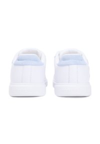 Λευκά αθλητικά παπούτσια με λείο δερμάτινο επάνω μέρος και ανοιχτό μπλε σουέτ λεπτομέρεια στη φτέρνα. Διαθέτουν ανάγλυφο λογότυπο στη σόλα και μίνιμαλ σχεδιασμό.