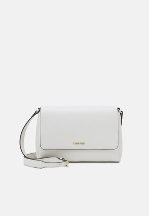 Biała, prostokątna skórzana torba na ramię z regulowanym paskiem i złotym logo Calvin Klein na przedniej klapie.
