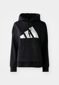 Sweatshirt preto com capuz feito de uma mistura de algodão. Tem um bolso frontal, capuz com cordão e um grande logo prateado no peito.
