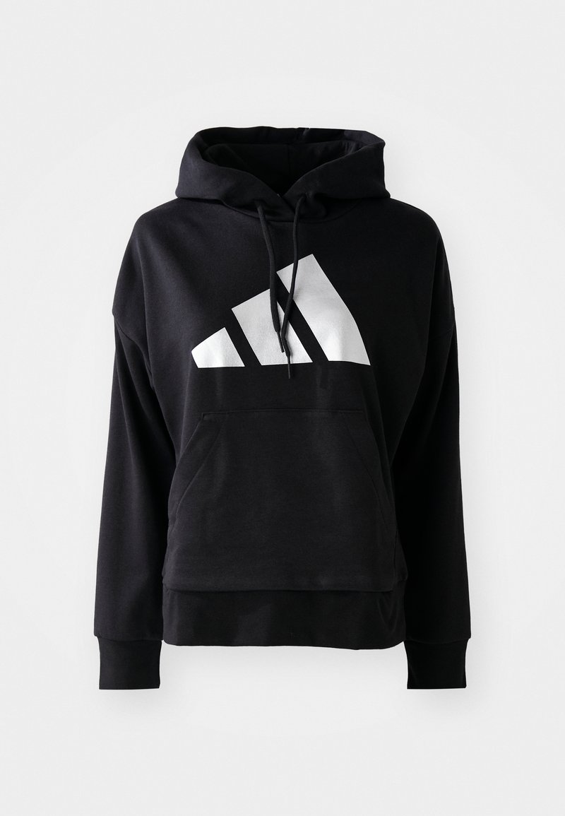 Sweatshirt preto com capuz feito de uma mistura de algodão. Tem um bolso frontal, capuz com cordão e um grande logo prateado no peito.