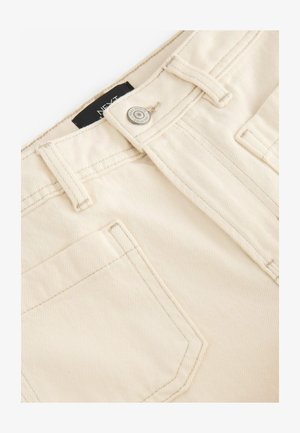 Bežna bombažna hlače z klasičnim pet-imamskim dizajnom, kovinsko gumbno zapiranje in subtilnimi navpičnimi črtami v teksturi blaga.