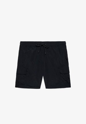 Costume da bagno da uomo nero con vita elastica e coulisse frontale, dotato di tasche cargo laterali con patte con bottoni.