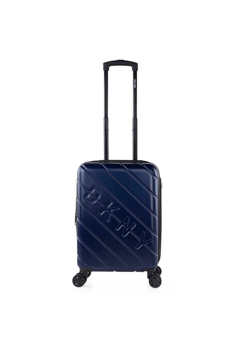 Maleta rígida de color navy con surcos diagonales, logotipo "DKNY" en relieve, mango retráctil y cuatro ruedas giratorias para una fácil movilidad.