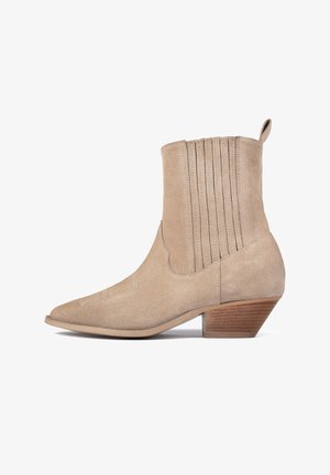 Beidzējs zamšs potīšu zābaks ar smailu purngalu, ribotām detaļām uz kājas, un sakrautām koka papēžiem. Diskrētas šuvju akcenti uz purngala.