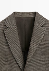 Blazer con motivo pied-de-poule marrone e grigio, con rever a scialle e fodera interna marrone scuro.