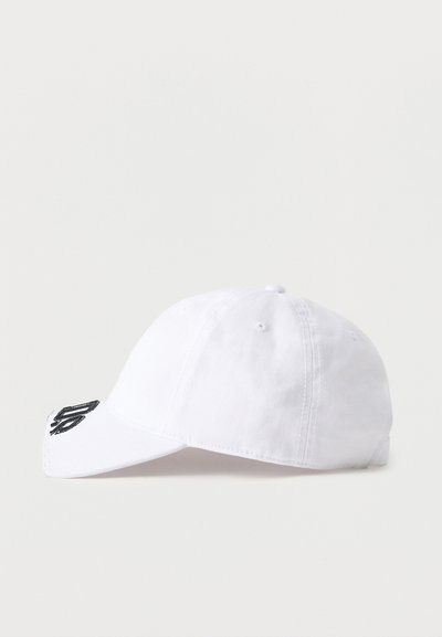 Άσπρο καπέλο μπέιζμπολ με μαύρα κεντημένα γράμματα στο μπροστινό μέρος, εμφανιζόμενο από πλάγια όψη σε απλό ανοιχτό φόντο.