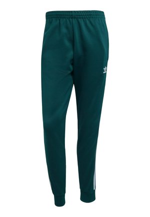 Pantaloni da jogging verdi con vita elasticizzata, polsini affusolati e strisce laterali bianche. Presenta il logo Adidas in bianco sulla coscia sinistra.