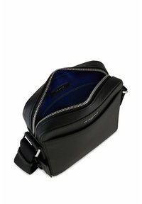 Borsa a tracolla in pelle nera con cerniera silver, presenta un interno blu profondo, una tracolla regolabile e una semplice tasca frontale.