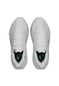 Baskets blanches avec une tige en maille texturée, des accents bleus contrastants et des lacets plats. Semelle douce avec un rembourrage pour le confort.