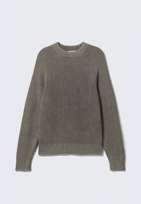 Pull gris en maille avec texture côtelée, col rond et manches raglan longues. Caractéristiques : ourlet et poignets ajustés.