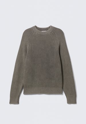 Jersey gris de punto con textura acanalada, cuello redondo y mangas largas tipo raglán. Cuenta con un bajo y puños ajustados.