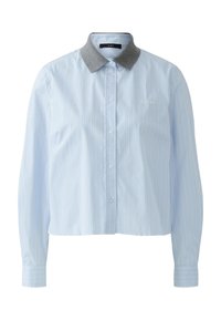 Hellblaues, kurz geschnittenes Hemd mit vertikalen weißen Streifen; grauer Filzkragen; lange Ärmel; durchgehende Knopfleiste; dezentes Logo auf der Brust.