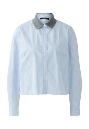 Hellblaues, kurz geschnittenes Hemd mit vertikalen weißen Streifen; grauer Filzkragen; lange Ärmel; durchgehende Knopfleiste; dezentes Logo auf der Brust.