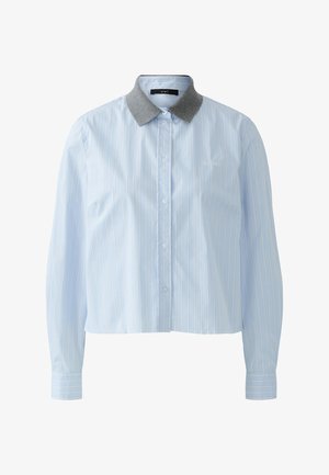 Lichtblauw cropped overhemd met verticale witte strepen; grijze vilten kraag; lange mouwen; knoopsluiting aan de voorkant; subtiel logo op de borst.