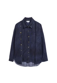 Camicia in denim blu scuro con maniche lunghe, colletto, apertura frontale con bottoni, una tasca sul petto e orlo leggermente curvo. Presenta bottoni color oro.
