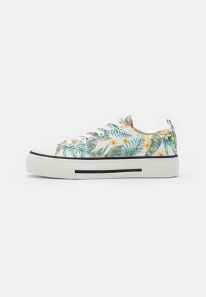Sneaker in tela floreale con una base bianca, caratterizzato da foglie verdi e fiori gialli, suola a righe nere e bianche, e design con lacci.