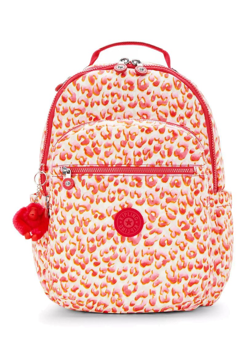 Kipling-ryggsäck med vit bakgrund och rosa-orange leopardmönster, med en framficka med dragkedja och en röd apnyckelring.