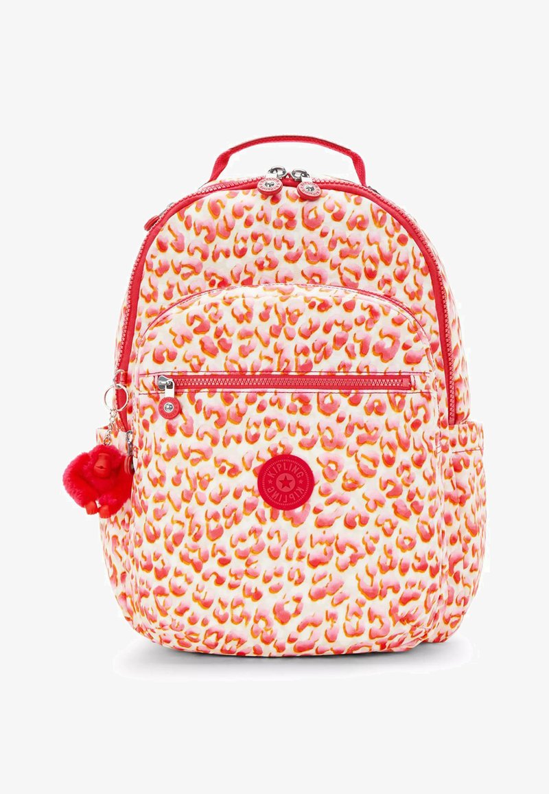Zaino Kipling con sfondo bianco e stampa leopardata rosa-arancio, dotato di una tasca frontale con zip e un portachiavi a forma di scimmia rossa.
