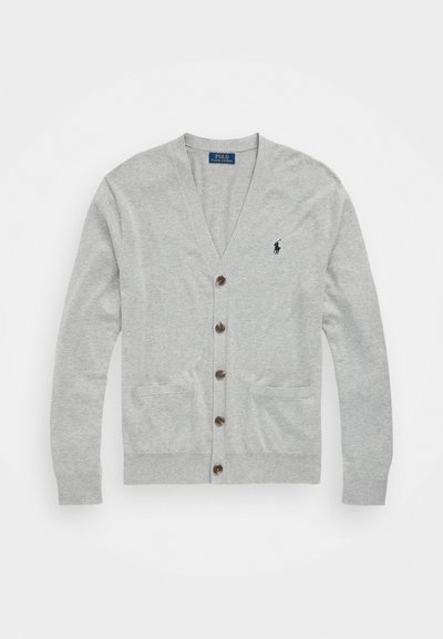 Šedý v-krk cardigan z měkké tkaniny, s knoflíkovou přední stranou, dvěma našitými kapsami a malým vyšitým logem na prsou.