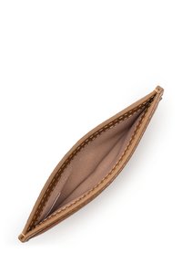 Portafoglio in pelle marrone con un'esterno liscia, dotato di chiusura a zip e interno foderato. Forma slanciata e sottile con dettagli di cucitura a contrasto.