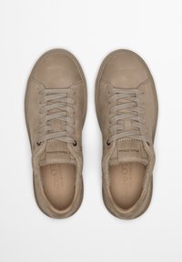 Beżowe skórzane trampki z okrągłymi noskami, płaskimi sznurowadłami oraz teksturowanymi akcentami po bokach, charakteryzujące się gładkim wykończeniem i miękkim wnętrzem.