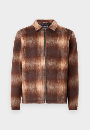 Braune und beige karierte Zip-Jacke aus einem weichen, strukturierten Stoff mit einem Kragen, auf einem weißen Hintergrund präsentiert.