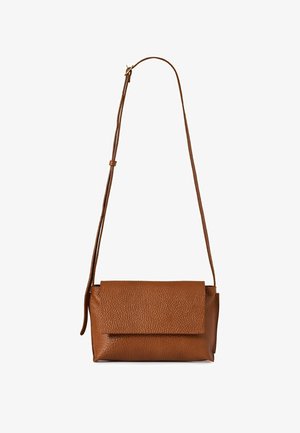 Sac bandoulière en cuir marron texturé avec une sangle ajustable et une fermeture à rabat devant sur fond blanc.