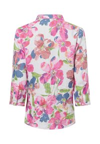 Bloemrijke blouse met een kraag, voorzien van een kleurrijk bloemenpatroon in roze, blauw en groen op lichte stof. Driekwartmouwen.