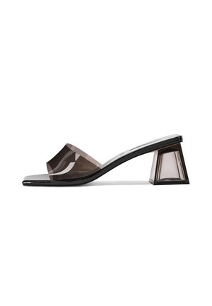Infradito trasparenti marrone scuro con finitura lucida, caratterizzati da un tacco a blocco geometrico e un design con fascia larga.