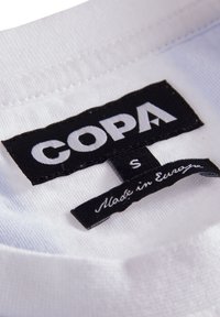 Witte stoffen kraag met een zwart label met "COPA" in vetgedrukte witte letters, maat "S," en "Made in Europe" in cursieve letters.