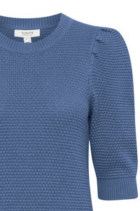 Pull en tricot bleu avec manches courtes bouffantes et poignets côtelés, doté d'un col rond et étiquette collection b.young taille S.