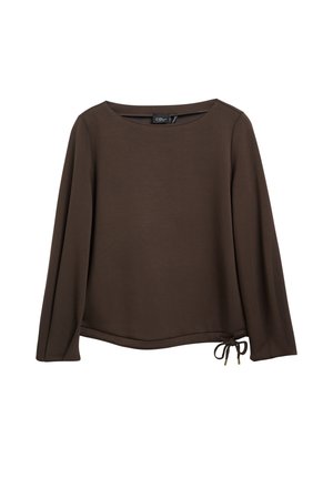 Blouse marron foncé à manches longues avec un col rond et un petit nœud noué dans l'ourlet inférieur sur fond blanc.