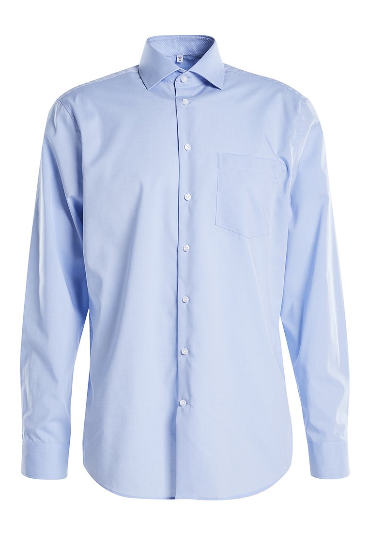 Himmelblaues langärmeliges Herrenhemd mit Frontknöpfen, Brusttasche und Kentkragen auf weißem Hintergrund.