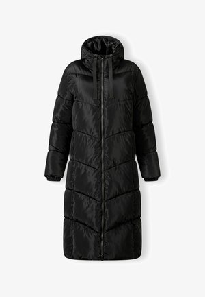 Črn puhasti plašč z kapuco, zadrgo in vrvico. Ima šivano chevron vzorčenje ter elastične manšete za toploto in prileganje.