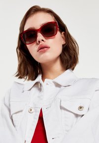 Hawkers BHANU - Gafas de sol - red