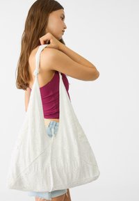 Stradivarius EMBROIDERED  - Handväska - white