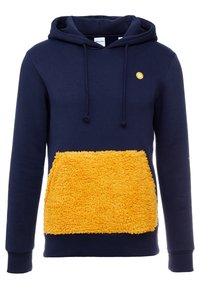 Felpa navy con tasca frontale in morbido peluche giallo, cappuccio con lacci regolabili e un piccolo logo sul petto. Design comodo e informale.