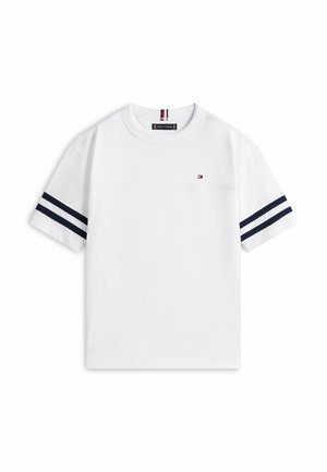 T-shirt bianca a maniche corte con doppie strisce blu navy sulle maniche e un piccolo logo Tommy Hilfiger sul petto a sinistra.