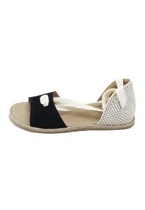 Sandalia plana de mujer con tira frontal negra, contrafuerte tejido beige, suela beige y lazos de tela blancos para el tobillo.