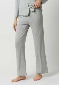 Pantaloni de pijama lungi gri, dintr-un material moale, având o talie elastică, un design cu picioare drepte și o textură netedă.