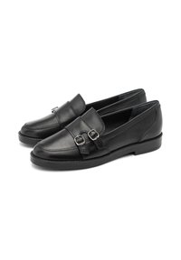 Mustad nahast loafers, millel on kaks dekoratiivset pandlat, ümar nina, tikitud detailid ja lame kummitald. Üldiselt sile tekstuur.