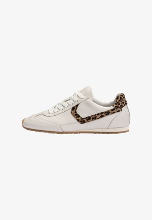 Witte lage sneaker met witte veters, een tankleurige rubberen zool en luipaardprint accenten op de hiel en zijstreep.