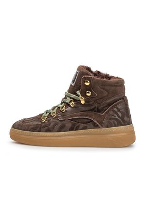 Bruine suède hoge sneaker met gouden veterogen, groene veters, patroonstructuur, zachte binnenvoering en een zool van gum rubber.